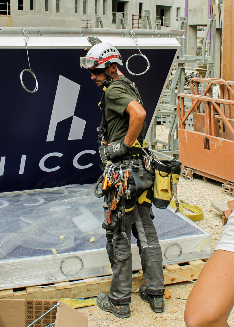 Intervention de cordistes MS Access pour grue habillée, chantier remarqué chez LIGHTAIR à Bordeaux (bâtiment) – 2